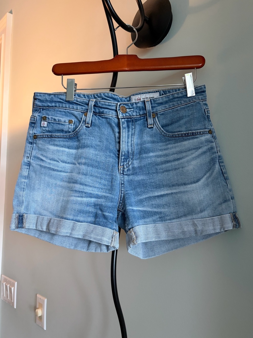 AG ADRIANO GOLDSCHMIED
ROLLED UP CUFF DENIM SHORTS